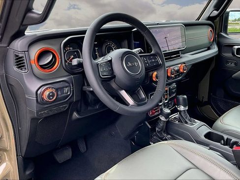 Used 2025 Jeep Gladiator Mojave AWD/4WD image 18