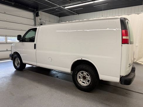 Used 2010 Chevrolet Express 2500 RWD image 2