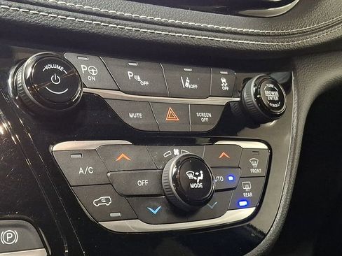 Used 2024 Chrysler Pacifica Select image 15