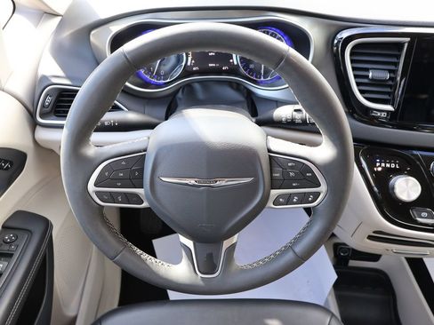 Used 2024 Chrysler Pacifica Touring-L FWD image 14
