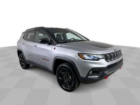 Used 2024 Jeep Compass Trailhawk AWD/4WD image 2