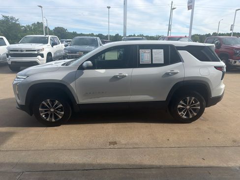 Used 2025 Chevrolet Equinox LT FWD image 2