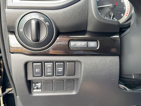 Used 2019 Nissan Titan SV w/ SV Convenience Package image 19