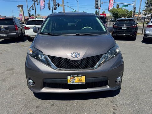 Used 2014 Toyota Sienna SE FWD image 3