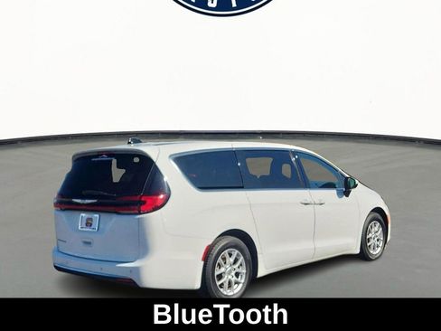 Used 2023 Chrysler Pacifica Touring-L image 4