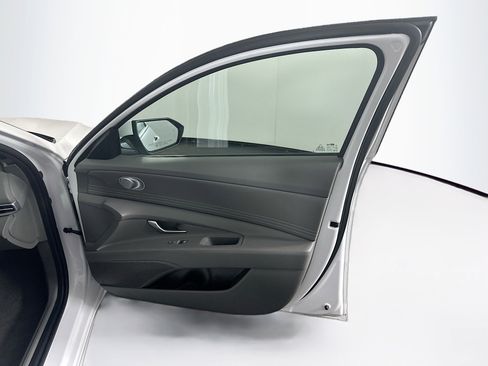 Used 2025 Hyundai Elantra SEL FWD image 33