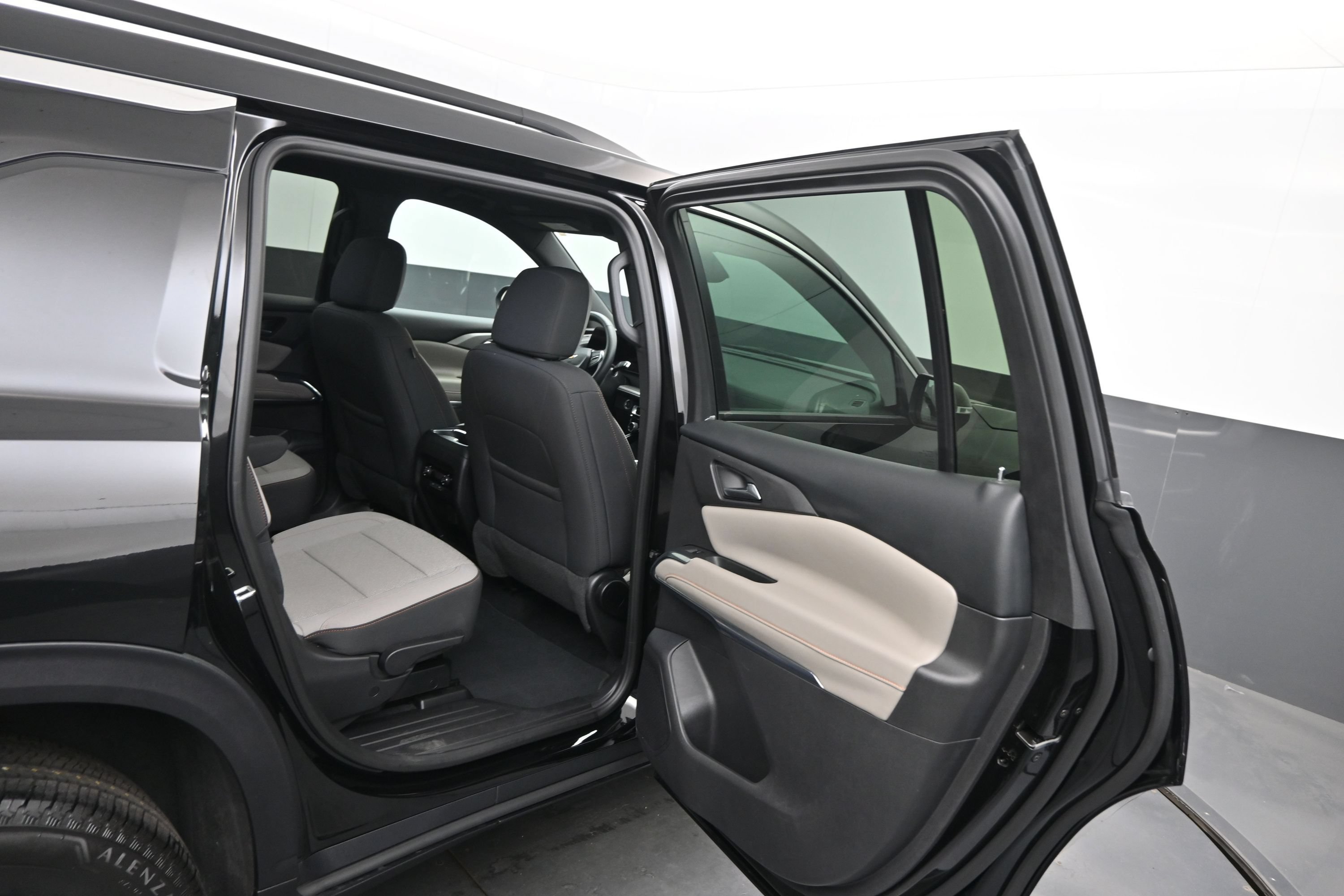 Used 2026 Chevrolet Traverse LT w/ Driver Confidence Package FWD image 12