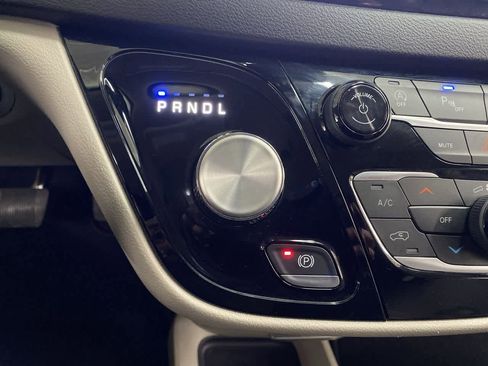 Used 2024 Chrysler Pacifica Touring-L image 26