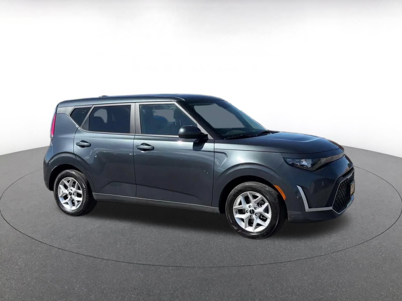 Used 2025 Kia Soul LX w/ LX Technology Package FWD image 2