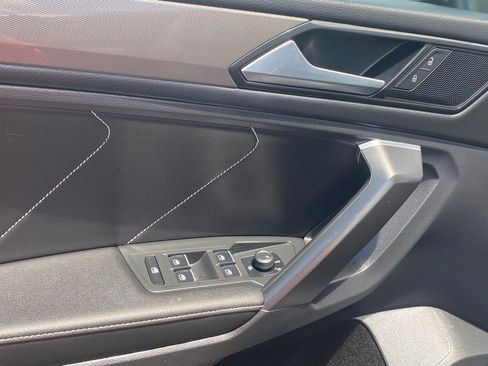 Certified 2023 Volkswagen Tiguan SE w/ Panoramic Sunroof Package FWD image 18