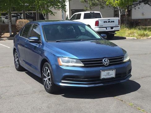 Used 2017 Volkswagen Jetta SE FWD image 3