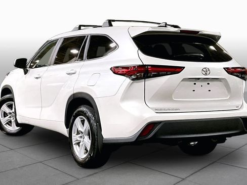 Used 2023 Toyota Highlander LE FWD image 12