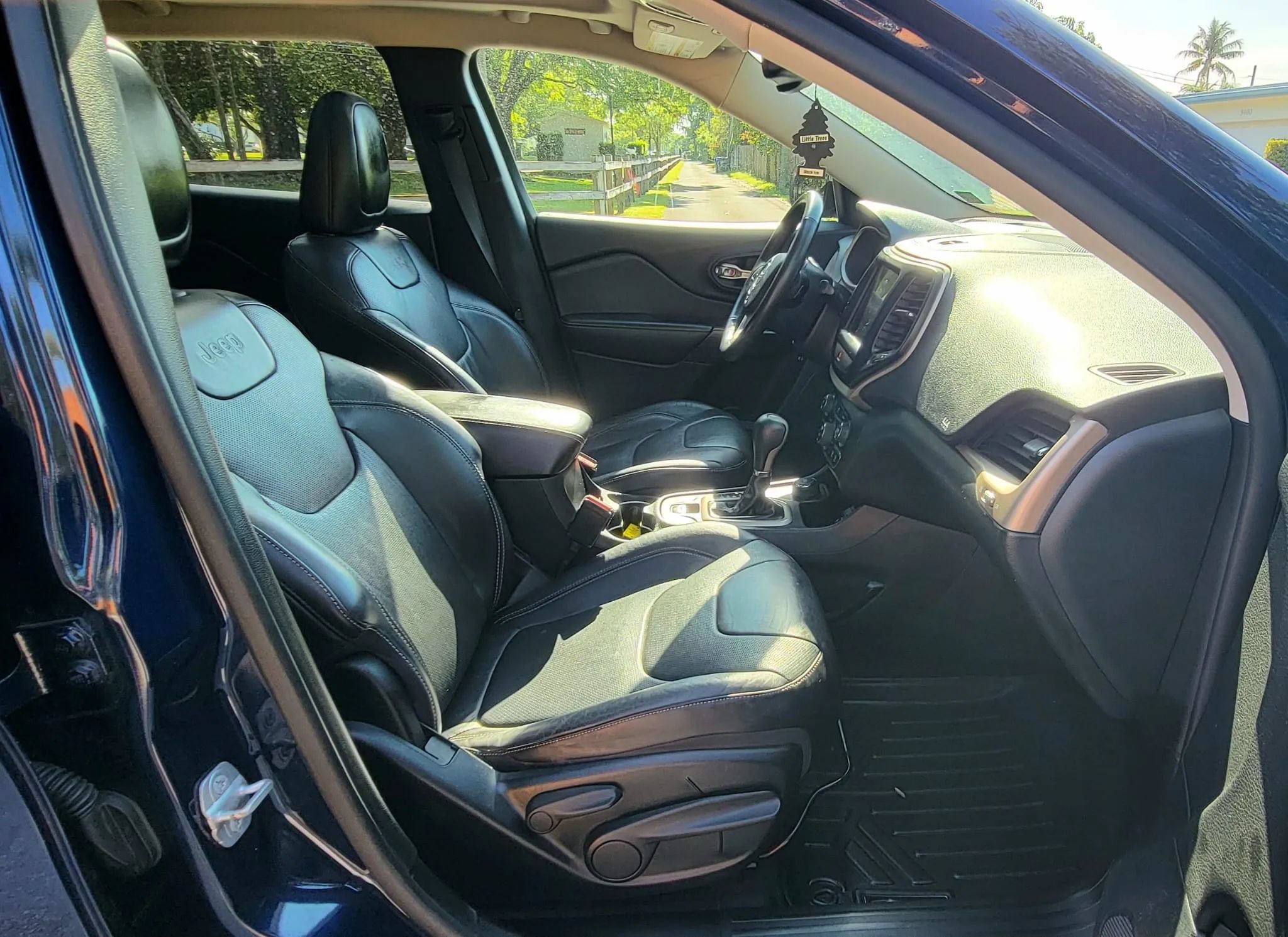 Used 2014 Jeep Cherokee Limited w/ Luxury Group AWD/4WD image 5
