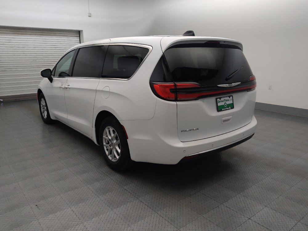 Used 2023 Chrysler Pacifica Touring-L FWD image 5