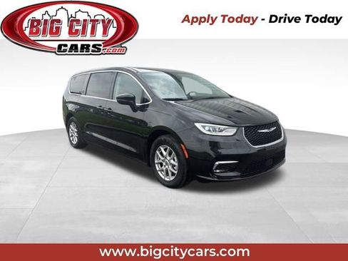 Used 2023 Chrysler Pacifica Touring-L FWD image 1