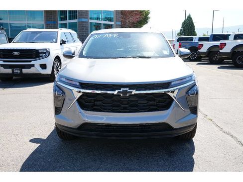 New 2026 Chevrolet Trax LS w/ LS Convenience Package FWD image 2