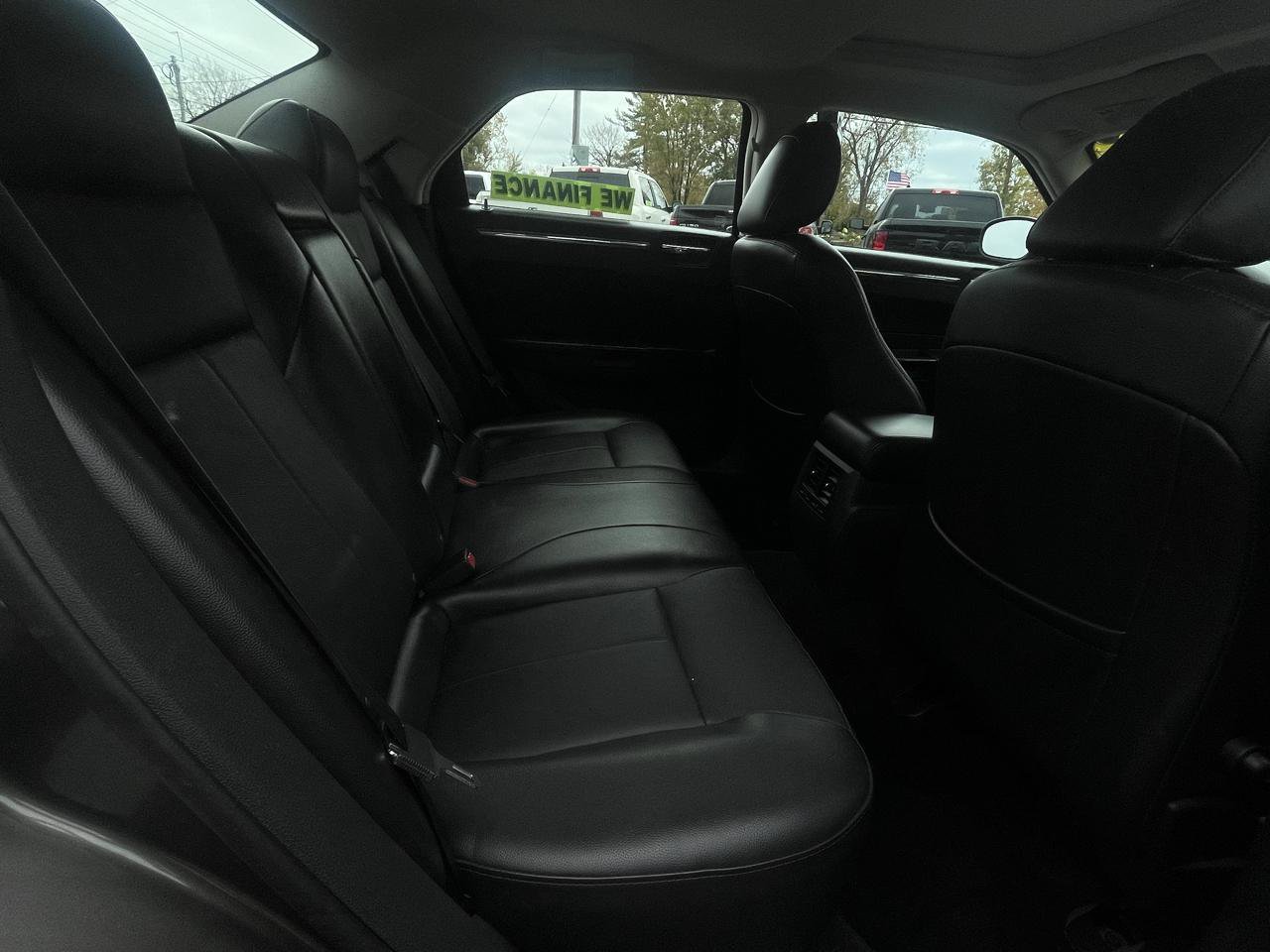 Used 2010 Chrysler 300 Limited RWD image 17