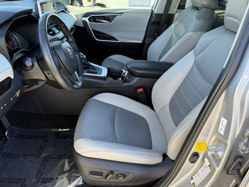 Used 2020 Toyota RAV4 XLE Premium image 18