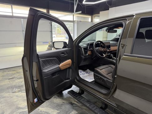 Used 2024 GMC Canyon AT4 w/ AT4 Premium Package AWD/4WD image 9