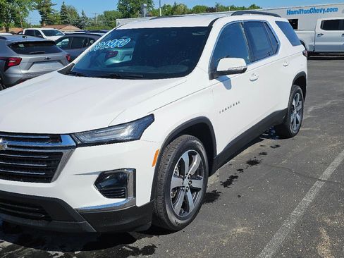 Used 2023 Chevrolet Traverse LT w/ LT Premium Package FWD image 3