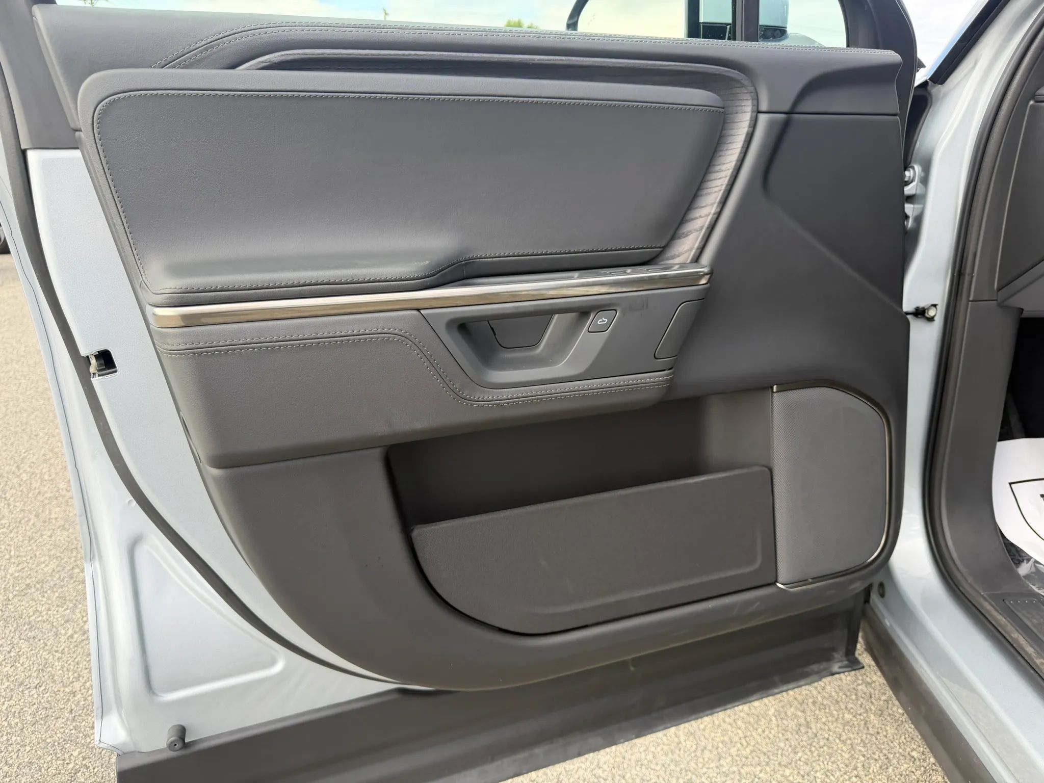 Used 2025 Rivian R1S Adventure Dual AWD/4WD image 8