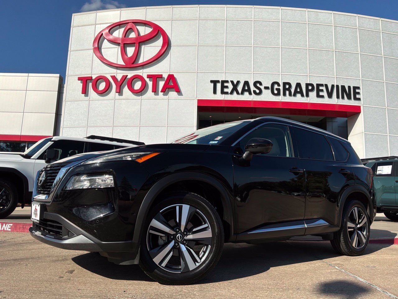 Used 2023 Nissan Rogue SL w/ SL Premium Package FWD image 2