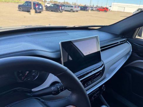 Used 2025 Jeep Compass Limited image 36