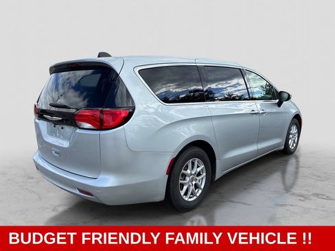 Used 2023 Chrysler Voyager LX FWD image 7