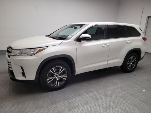 Used 2018 Toyota Highlander LE image 2