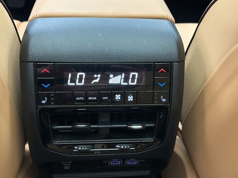 Used 2023 Jeep Grand Cherokee Summit AWD/4WD image 10
