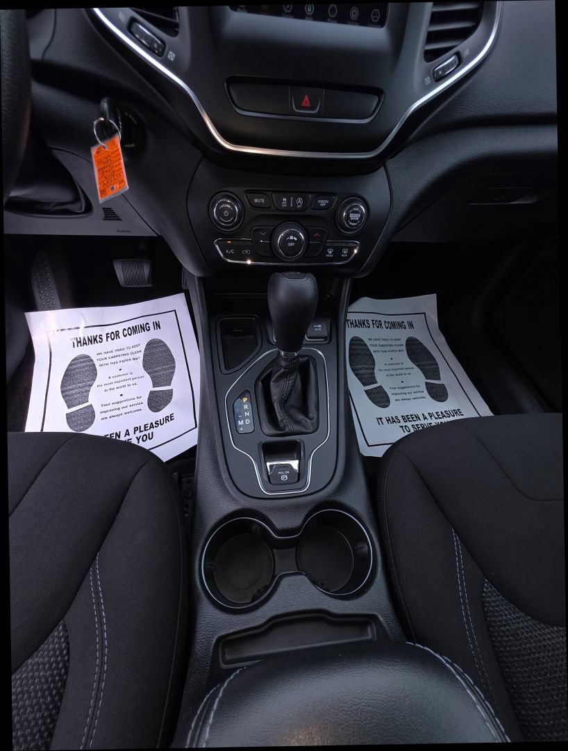 Used 2019 Jeep Cherokee Latitude w/ Popular Appearance Group FWD image 16