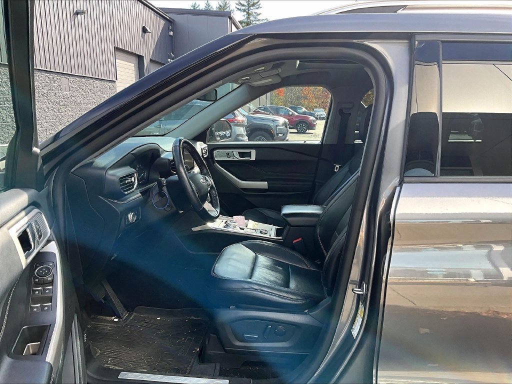 Used 2021 Ford Explorer Limited w/ Equipment Group 301A AWD/4WD image 6