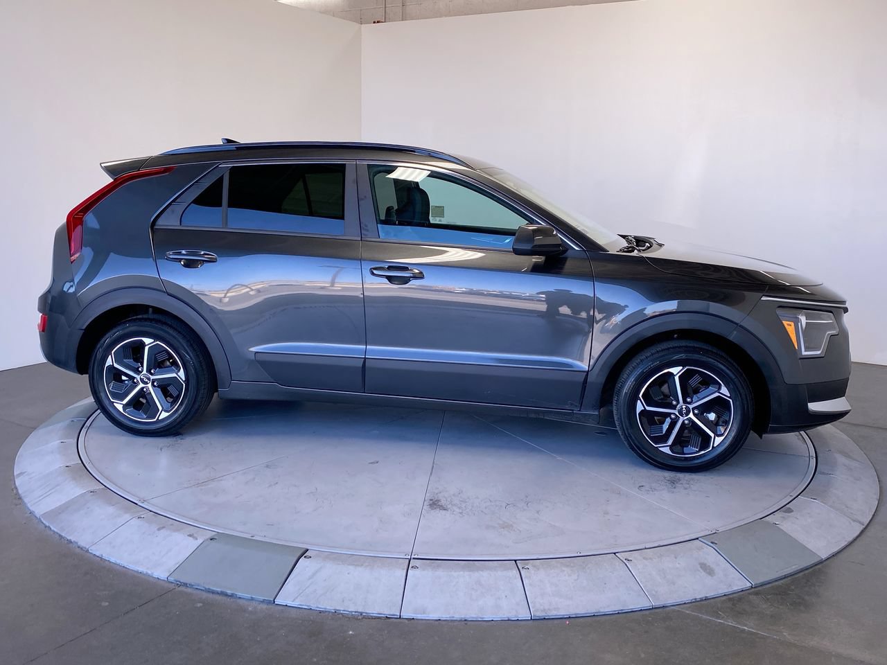 Certified 2025 Kia Niro LX FWD image 6