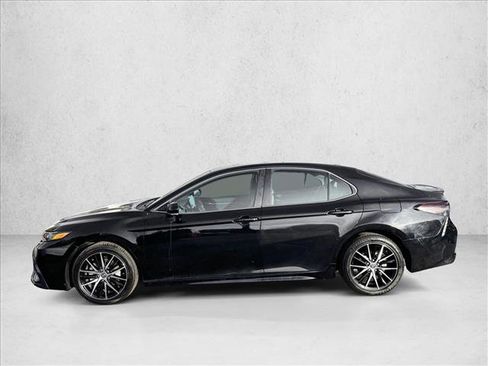 Used 2023 Toyota Camry SE image 4