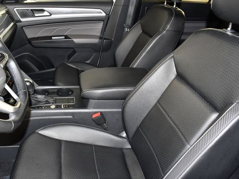 Used 2021 Volkswagen Atlas Cross Sport SE w/ Panoramic Sunroof Package FWD image 36