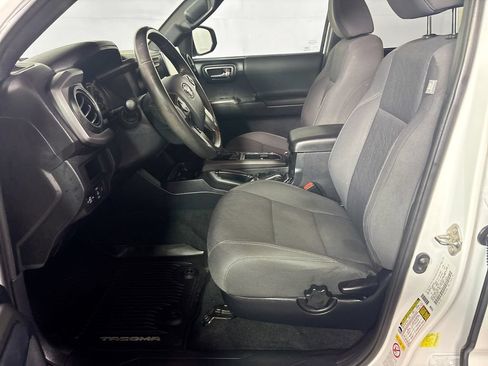 Used 2019 Toyota Tacoma TRD Off-Road w/ Technology Package AWD/4WD image 11