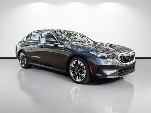 Used 2026 BMW 530i image 1