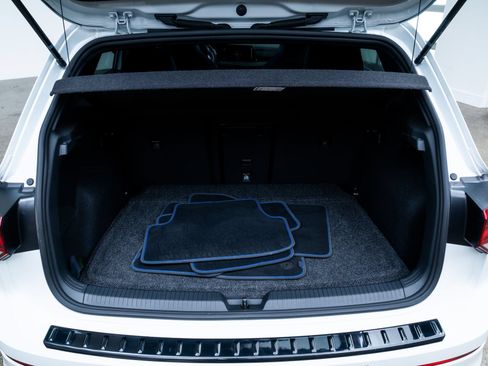 Used 2024 Volkswagen Golf R AWD/4WD image 8