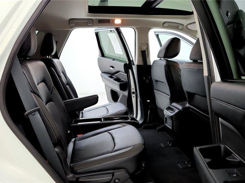 Used 2023 Nissan Pathfinder SL w/ SL Premium Package image 30