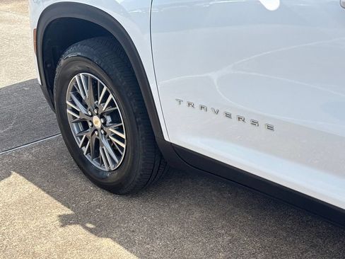 Used 2025 Chevrolet Traverse LT FWD image 17