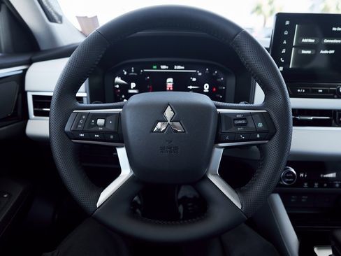 New 2025 Mitsubishi Outlander SE image 32