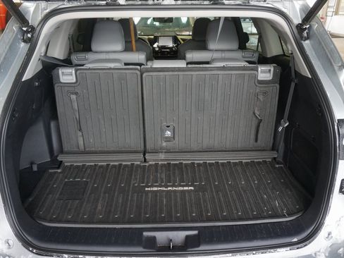 Used 2021 Toyota Highlander XLE image 16