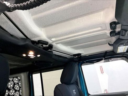 Used 2020 Jeep Wrangler Unlimited Sahara image 20