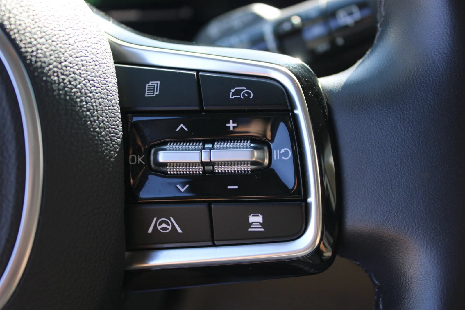 Used 2025 Kia Carnival FWD image 20