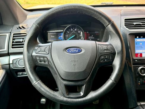 Used 2017 Ford Explorer XLT w/ Equipment Group 202A AWD/4WD image 23