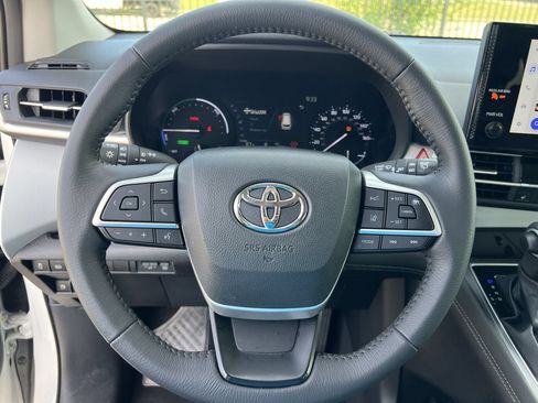 Used 2025 Toyota Sienna XLE FWD image 10