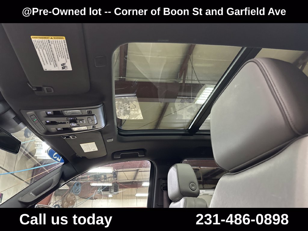 Used 2023 GMC Yukon SLT w/ SLT Premium Package AWD/4WD image 13