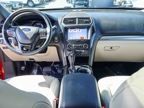 Used 2019 Ford Explorer XLT image 9