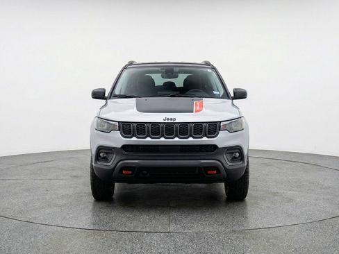 Used 2025 Jeep Compass Trailhawk AWD/4WD image 2