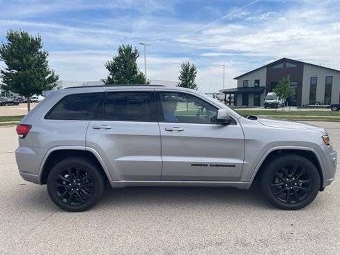 Used 2018 Jeep Grand Cherokee Altitude AWD/4WD image 2